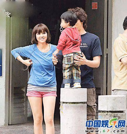 Tạ An Kỳ trong ngày sinh nhật của cậu con trai 2 tuổi, khi cô cùng trợ lý cho cậu bé đi nhà hàng tổ chức sinh nhật. Trong lúc chờ xe, Tạ An Kỳ cũng kịp thời chỉnh trang lại nội y.