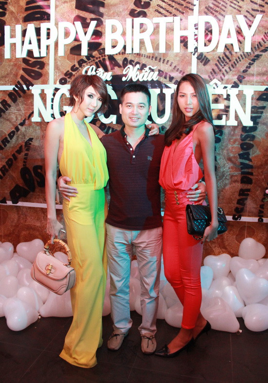 Cùng với nhiều bạn bè và đồng nghiệp thân thiết trong giới, Ngọc Quyên đã có dịp tụ tập và tổ chức mừng sinh nhật lần thứ 25 vào tối 26/4 tại một quán bar nổi tiếng.