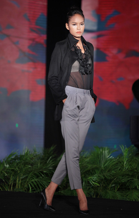 Hoa hậu Biển Lâm Thu Hằng với chiếc áo trong suốt. Hoa hậu Biển Lâm Thu Hằng với chiếc áo trong suốt.