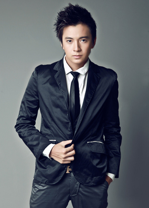 Ca sỹ Ngô Kiến Huy.