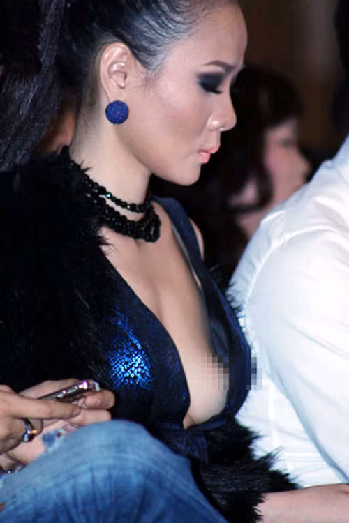 Yến Trang "vô duyên" với chiếc áo khoét sâu phản cảm.