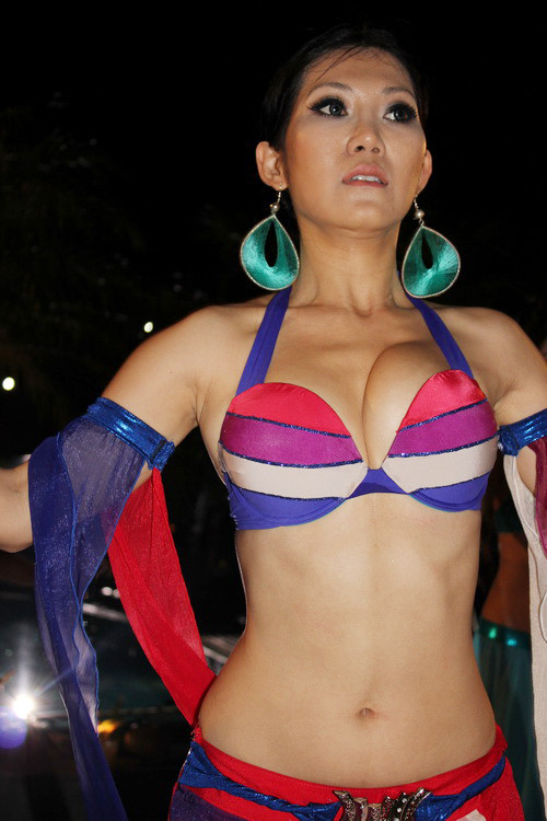 Diễn viên Phượng Đê với vòng 1 bên nở bên xẹp khá "hài hước".