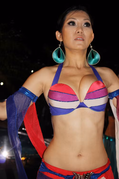 Diễn viên Phượng Đê với vòng 1 bên nở bên xẹp khá "hài hước".