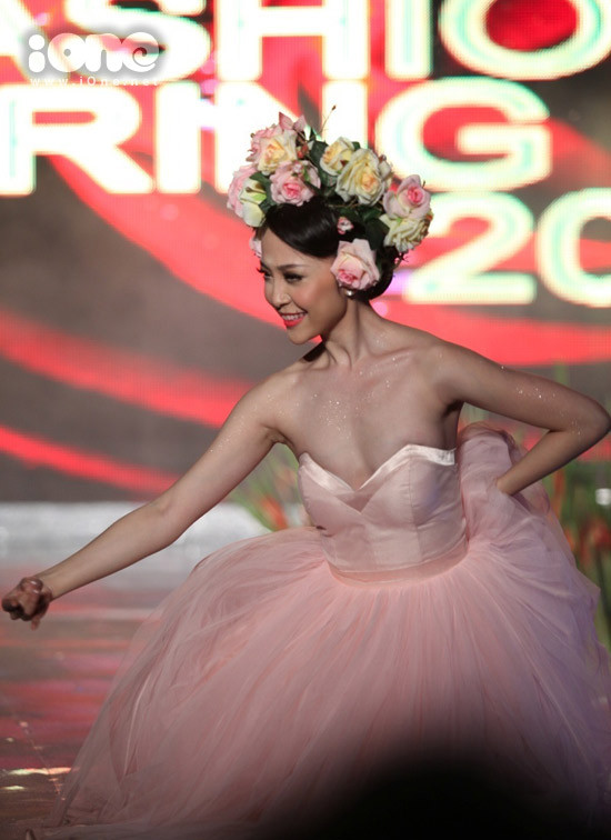 Linh Nga "dở khóc dở cười" với sơ xuất của mình trong lúc biểu diễn