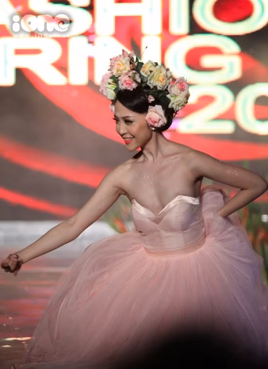 Linh Nga "dở khóc dở cười" với sơ xuất của mình trong lúc biểu diễn