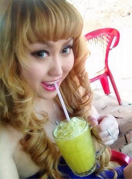 Tạo hình búp bê của Phi Thanh Vân khiến nhiều người thích thú và cũng không ít lời chê bai. Tạo hình búp bê của Phi Thanh Vân khiến nhiều người thích thú và cũng không ít lời chê bai.