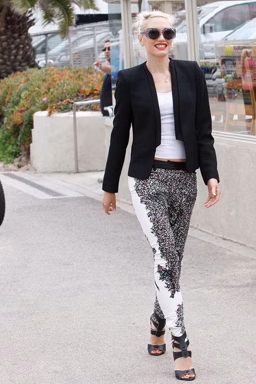 Trang phục thảm họa bên trong của Gwen Stefani đã được cứu nguy nhờ chiếc blazer đen Trang phục thảm họa bên trong của Gwen Stefani đã được cứu nguy nhờ chiếc blazer đen