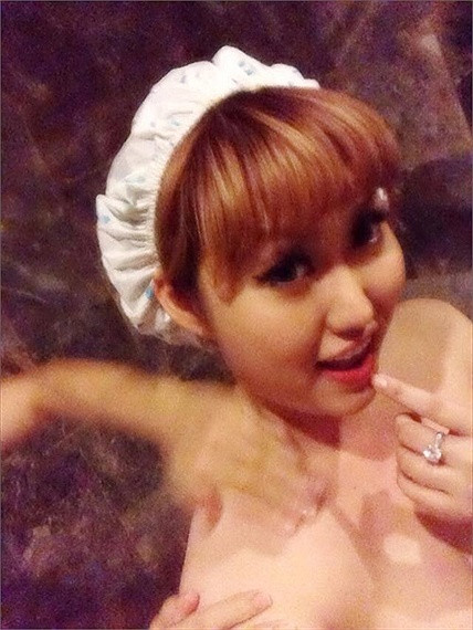 au khi nổi danh với làn da nâu không đối thủ, giờ Phi Thanh Vân quyết định đọ làn da trắng bóc với Ngọc Trinh chăng? au khi nổi danh với làn da nâu không đối thủ, giờ Phi Thanh Vân quyết định đọ làn da trắng bóc với Ngọc Trinh chăng?