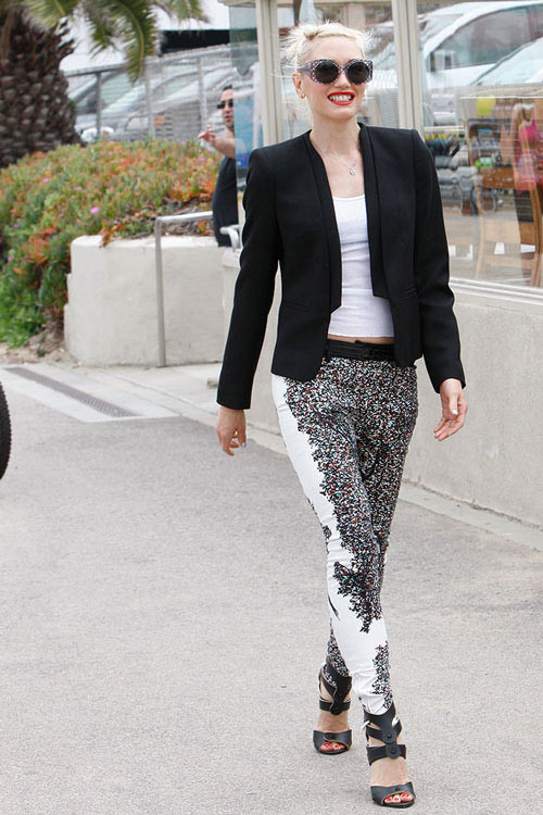 Trang phục thảm họa bên trong của Gwen Stefani đã được cứu nguy nhờ chiếc blazer đen