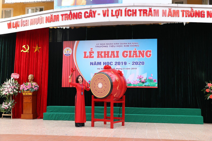 Phụ huynh Kim Đồng tiết lộ các khoản chi khiến một kỳ hết sạch 90 triệu đồng Phụ huynh Kim Đồng tiết lộ các khoản chi khiến một kỳ hết sạch 90 triệu đồng