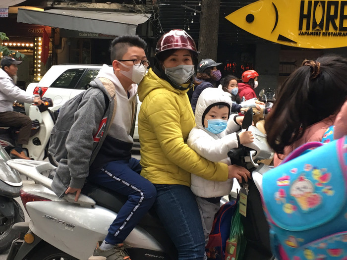 Có phụ huynh đồng tình, nhưng cũng không ít phụ huynh cho rằng, việc đề xuất cho học sinh nghỉ hết tháng 3 là không cần thiết khi tình hình dịch bệnh được kiểm soát tốt. Ảnh: Vũ Phương. Có phụ huynh đồng tình, nhưng cũng không ít phụ huynh cho rằng, việc đề xuất cho học sinh nghỉ hết tháng 3 là không cần thiết khi tình hình dịch bệnh được kiểm soát tốt. Ảnh: Vũ Phương.