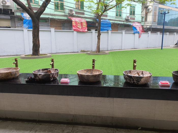 Ngoài dung dịch rửa tay khô, Trường tiểu học Phú Đô (Nam Từ Liêm) chuẩn bị nhiều vị trí thuận tiện để học sinh rửa tay bằng xà phòng diệt khuẩn. Ảnh: Lan Phương. Ngoài dung dịch rửa tay khô, Trường tiểu học Phú Đô (Nam Từ Liêm) chuẩn bị nhiều vị trí thuận tiện để học sinh rửa tay bằng xà phòng diệt khuẩn. Ảnh: Lan Phương.