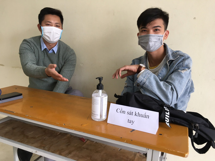 Cồn sát khuẩn được Trường Đại học Công nghiệp Hà Nội bố trí nhiều nơi để sinh viên rửa tay diệt khuẩn. Ảnh: Vũ Phương. Cồn sát khuẩn được Trường Đại học Công nghiệp Hà Nội bố trí nhiều nơi để sinh viên rửa tay diệt khuẩn. Ảnh: Vũ Phương.