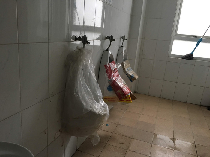 Nhà vệ sinh tầng 1 khu nhà ở cho sinh viên bốc mùi hôi thối nồng nặc và bị bịt lại không thể sử dụng được (ảnh chụp ngày 19/1/2020). Ảnh: Vũ Phương. Nhà vệ sinh tầng 1 khu nhà ở cho sinh viên bốc mùi hôi thối nồng nặc và bị bịt lại không thể sử dụng được (ảnh chụp ngày 19/1/2020). Ảnh: Vũ Phương.