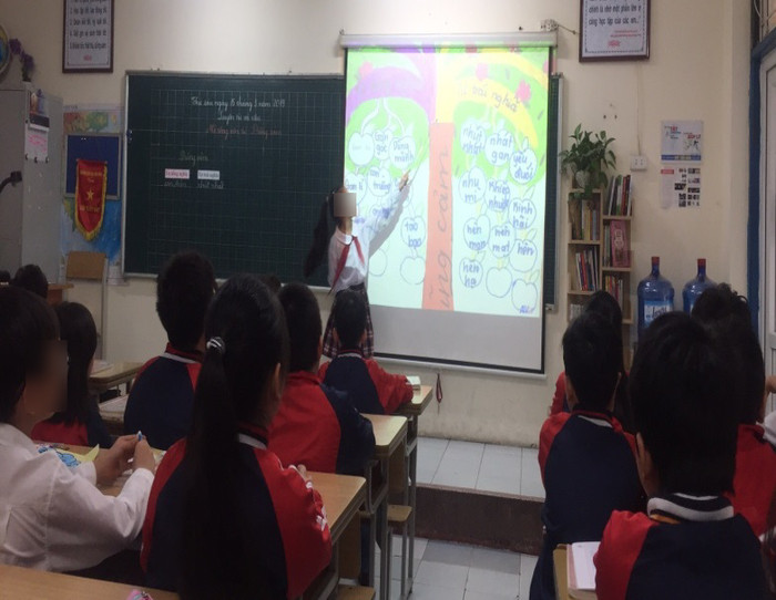 Vào đầu cấp 1, không ít phụ huynh đóng tiền mua máy chiếu, nhưng máy cũ học trước để lại không biết đi đâu. Ảnh: Tiểu học Kim Đồng. Vào đầu cấp 1, không ít phụ huynh đóng tiền mua máy chiếu, nhưng máy cũ học trước để lại không biết đi đâu. Ảnh: Tiểu học Kim Đồng.