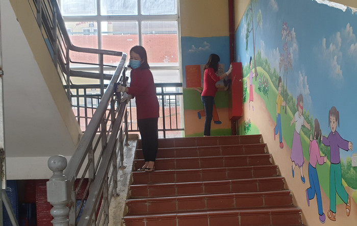Khu vực trong và ngoài lớp học cũng được phun khử trùng, lau dọn sạch trong thời gian học sinh không tới trường. Ảnh: Trường tiểu học Phú La. Khu vực trong và ngoài lớp học cũng được phun khử trùng, lau dọn sạch trong thời gian học sinh không tới trường. Ảnh: Trường tiểu học Phú La.