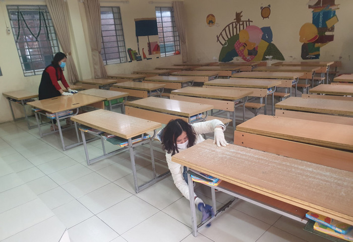 Giáo viên Trường Tiểu học Phú La vệ sinh lớp học cẩn thận. Ảnh: Trường tiểu học Phú La. Giáo viên Trường Tiểu học Phú La vệ sinh lớp học cẩn thận. Ảnh: Trường tiểu học Phú La.