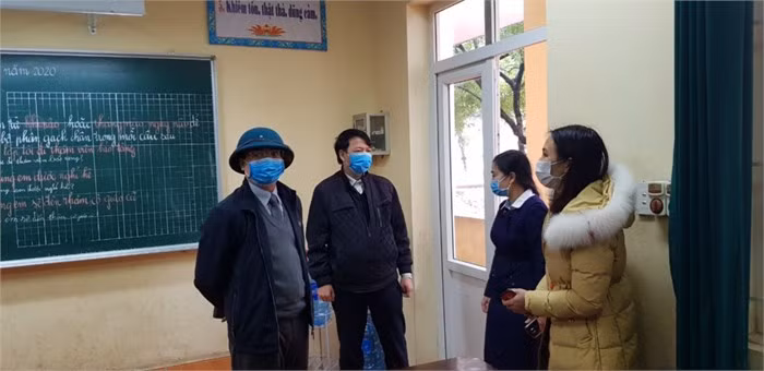 Lãnh đạo Sở Giáo dục và Đào tạo tỉnh Vĩnh Phúc đi kiểm tra công tác phòng chống dịch Corona tại trường học. Ảnh: Sở GD Vĩnh Phúc.