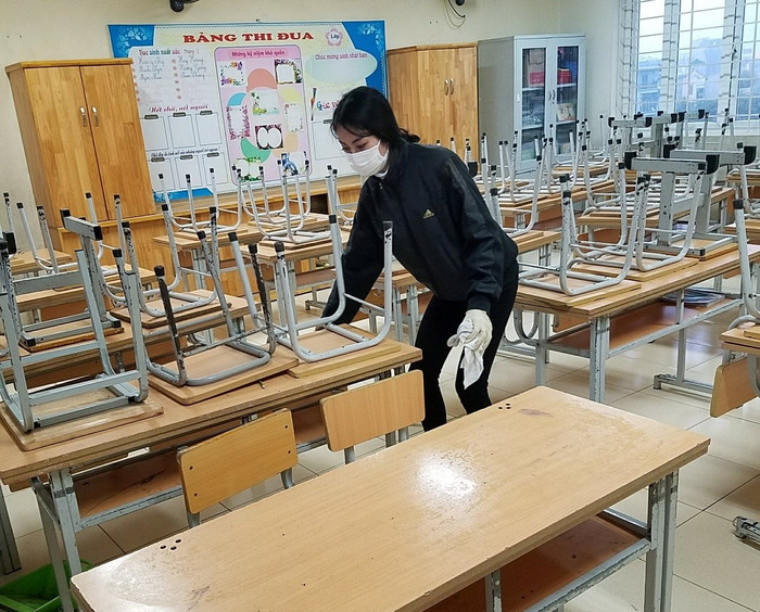 Giáo viên Trường Tiểu học Chu Văn An (Hoàng Mai) làm công tác vệ sinh bàn ghế, phòng học phòng tránh dịch Corona để sãn sàng đón học sinh trở lại trường. Ảnh: TH Chu Văn An. Giáo viên Trường Tiểu học Chu Văn An (Hoàng Mai) làm công tác vệ sinh bàn ghế, phòng học phòng tránh dịch Corona để sãn sàng đón học sinh trở lại trường. Ảnh: TH Chu Văn An.