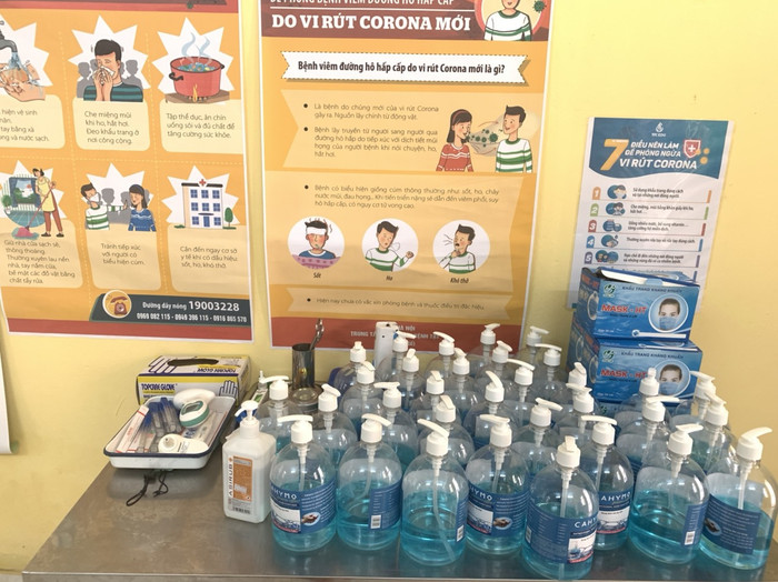 Chai rửa tay khô diệt khuẩn cũng được trang bị tại các lớp và các vị trí thuận tiện để học sinh, giáo viên, khách đến sử dụng. Ảnh: Trường Tiểu học Trung Văn. Chai rửa tay khô diệt khuẩn cũng được trang bị tại các lớp và các vị trí thuận tiện để học sinh, giáo viên, khách đến sử dụng. Ảnh: Trường Tiểu học Trung Văn.