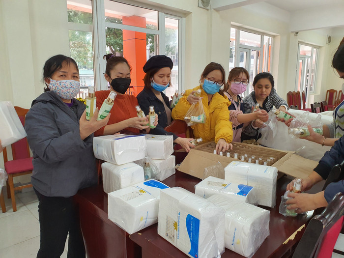 Nhiều trường đã chuẩn bị chai rửa tay khô, tổng vệ sinh khử khuẩn trường lớp để chuẩn bị đón học sinh trở lại trường. Ảnh: Lan Phương. Nhiều trường đã chuẩn bị chai rửa tay khô, tổng vệ sinh khử khuẩn trường lớp để chuẩn bị đón học sinh trở lại trường. Ảnh: Lan Phương.