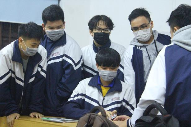 Sở Giáo dục và Đào tạo tỉnh Vĩnh Phúc cho biết, nhiều học sinh ho, sốt bình thường chứ không bị khó thở. Ảnh: Sở GD Vĩnh Phúc. Sở Giáo dục và Đào tạo tỉnh Vĩnh Phúc cho biết, nhiều học sinh ho, sốt bình thường chứ không bị khó thở. Ảnh: Sở GD Vĩnh Phúc.