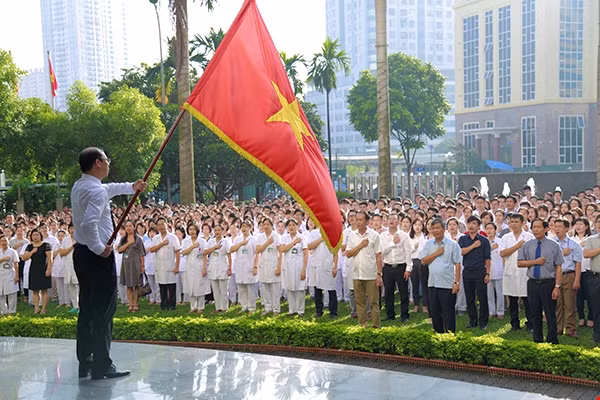 Giáo sư Nguyễn Anh Trí dự buổi chào cờ cuối cùng trước khi nghỉ hưu. Ảnh: nihbt.org.vn