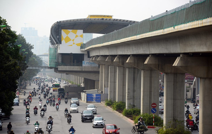 Dự án đường sát Cát Linh - Hà Đông đã được nhà thầu vận chuyển 12 toa tàu về tới Hà Nội và đang được lắp đặt trên đường ray. Ảnh: Tiến Tuấn. Dự án đường sát Cát Linh - Hà Đông đã được nhà thầu vận chuyển 12 toa tàu về tới Hà Nội và đang được lắp đặt trên đường ray. Ảnh: Tiến Tuấn.