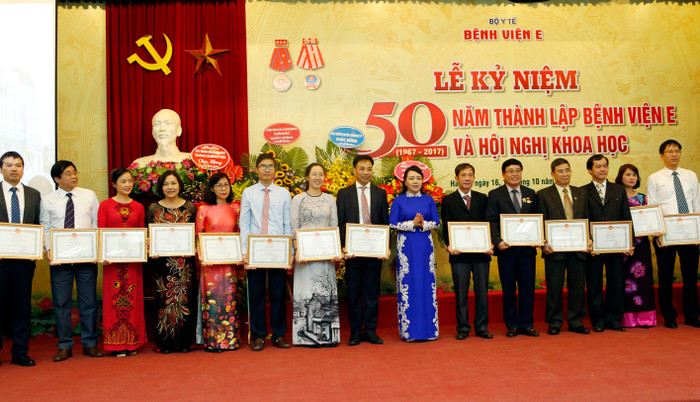 Nhiều cán bộ y, bác sỹ bệnh viện E có thành tích xuất sắc nhận giấy khen, bằng khen từ lãnh đạo Bộ Y tế trao tặng. Ảnh: Bệnh viện E. Nhiều cán bộ y, bác sỹ bệnh viện E có thành tích xuất sắc nhận giấy khen, bằng khen từ lãnh đạo Bộ Y tế trao tặng. Ảnh: Bệnh viện E.
