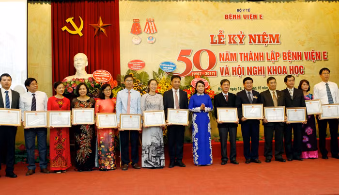 Nhiều cán bộ y, bác sỹ bệnh viện E có thành tích xuất sắc nhận giấy khen, bằng khen từ lãnh đạo Bộ Y tế trao tặng. Ảnh: Bệnh viện E.
