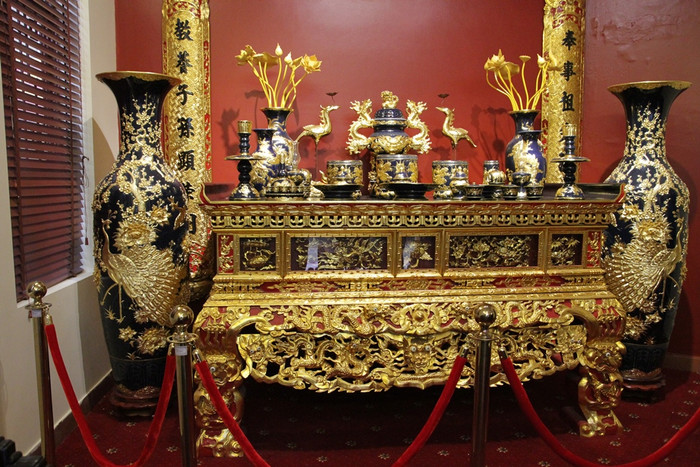 Bộ gốm dát vàng Phúc Lộc vừa được xác lập kỷ lục tác phẩm độc đáo nhất Việt Nam cho dòng gốm men lam chàm cổ. Ảnh: Vũ Phương Bộ gốm dát vàng Phúc Lộc vừa được xác lập kỷ lục tác phẩm độc đáo nhất Việt Nam cho dòng gốm men lam chàm cổ. Ảnh: Vũ Phương