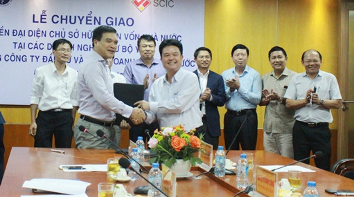 Lễ bàn giao quyền đại diện chủ sở hữu phần vốn nhà nước tại các Doanh nghiệp từ Bộ Y tế về Tổng công ty Đầu tư và Kinh doanh vốn nhà nước. Ảnh: Bộ Y tế