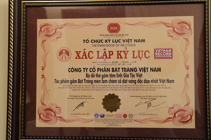 Bằng xác lập kỷ lục Việt Nam được trao cho bộ sưu tập gốm độc đáo nhất Việt Nam. Ảnh: Vũ Phương Bằng xác lập kỷ lục Việt Nam được trao cho bộ sưu tập gốm độc đáo nhất Việt Nam. Ảnh: Vũ Phương