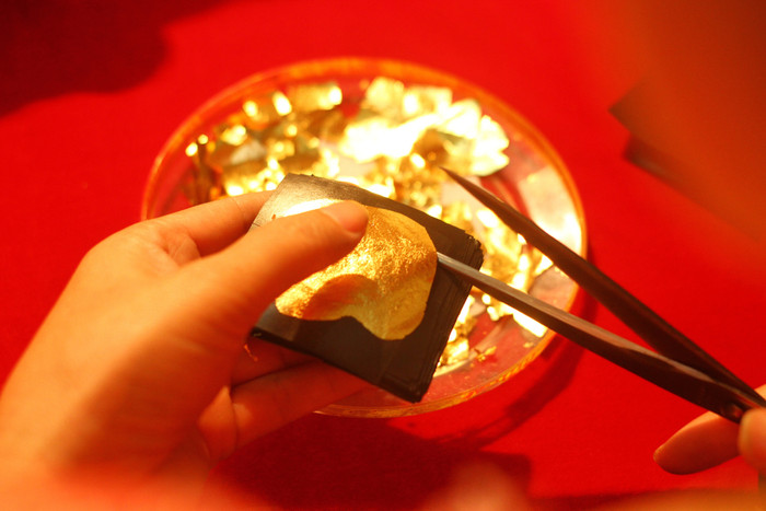 Một chỉ vàng sẽ được các nhân dát mỏng bằng 900 nhát búa trước khi kết hợp với gốm tạo ra sản phẩm gốm dát vàng độc đáo. Ảnh: Trung Kiên Một chỉ vàng sẽ được các nhân dát mỏng bằng 900 nhát búa trước khi kết hợp với gốm tạo ra sản phẩm gốm dát vàng độc đáo. Ảnh: Trung Kiên