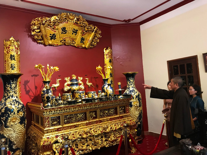 Bộ sưu tập được hoàn thành khá nhiều du khách đến thăm quan và tìm hiểu về dòng gốm men rạn cổ kết hợp với vàng ròng. Ảnh: Trung Kiên. Bộ sưu tập được hoàn thành khá nhiều du khách đến thăm quan và tìm hiểu về dòng gốm men rạn cổ kết hợp với vàng ròng. Ảnh: Trung Kiên.