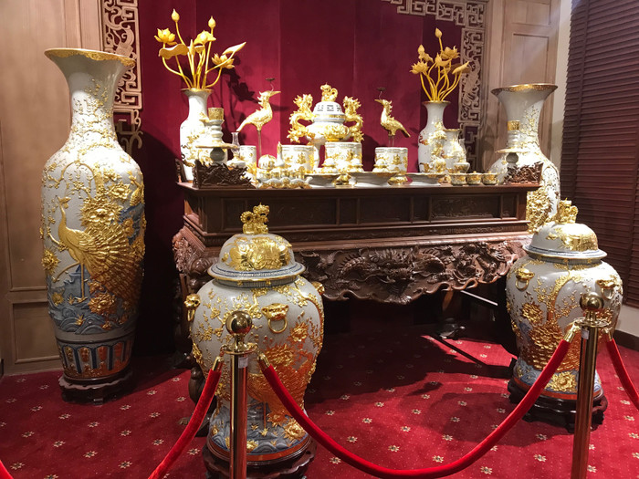 Bộ gốm Bảo An dát vàng ròng mang ý nghĩa bình an và may mắn. Ảnh: Trung Kiên Bộ gốm Bảo An dát vàng ròng mang ý nghĩa bình an và may mắn. Ảnh: Trung Kiên