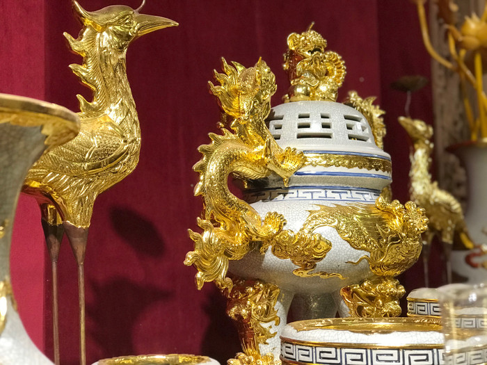 Sản phẩm gốm men rạn kết hợp với vàng ròng được các nghệ nhân tài hoa chế tác. Ảnh: Trung Kiên Sản phẩm gốm men rạn kết hợp với vàng ròng được các nghệ nhân tài hoa chế tác. Ảnh: Trung Kiên