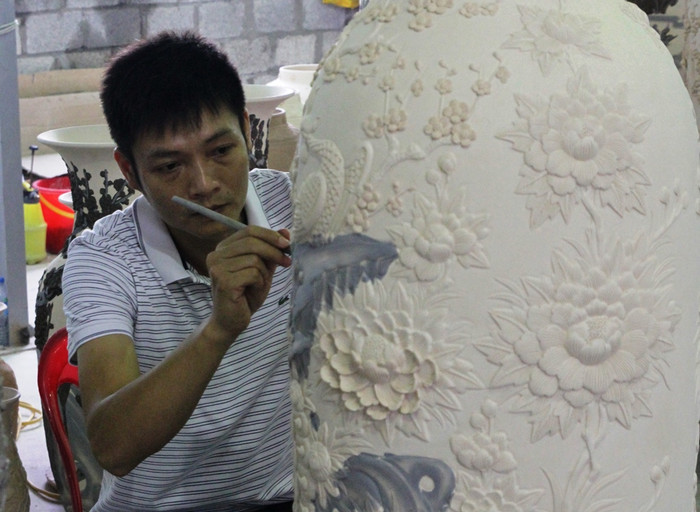 Nghệ nhân Phạm Đạt cho biết, để hoàn thành bộ sưu tập gốm dát vàng cả trăm thợ lành nghề và nghệ nhân làm việc trong nửa năm. Ảnh: Vũ Phương. Nghệ nhân Phạm Đạt cho biết, để hoàn thành bộ sưu tập gốm dát vàng cả trăm thợ lành nghề và nghệ nhân làm việc trong nửa năm. Ảnh: Vũ Phương.