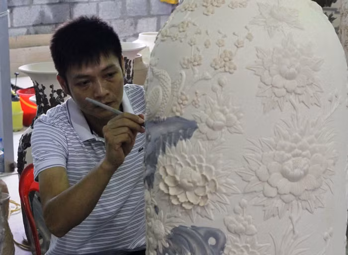 Nghệ nhân Phạm Đạt cho biết, để hoàn thành bộ sưu tập gốm dát vàng cả trăm thợ lành nghề và nghệ nhân làm việc trong nửa năm. Ảnh: Vũ Phương.