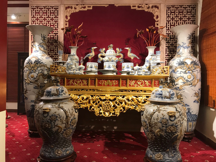 Bộ gốm Hưng Thịnh dát vàng ròng là dòng men rạn cổ được phục chế từ thế kỷ 16. Ảnh: Trung Kiên Bộ gốm Hưng Thịnh dát vàng ròng là dòng men rạn cổ được phục chế từ thế kỷ 16. Ảnh: Trung Kiên