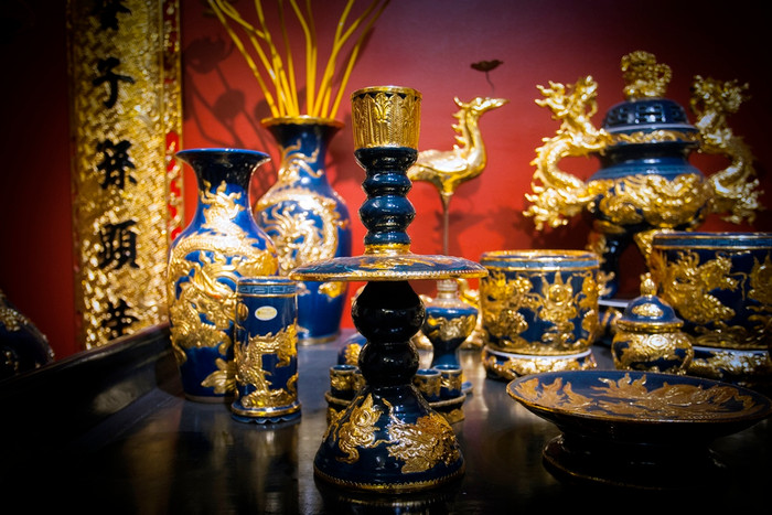 Cận cảnh đường nét hoa văn tinh tế nổi bật được dát vàng của bộ gốm Phúc Lộc. Ảnh: Trung Kiên. Cận cảnh đường nét hoa văn tinh tế nổi bật được dát vàng của bộ gốm Phúc Lộc. Ảnh: Trung Kiên.