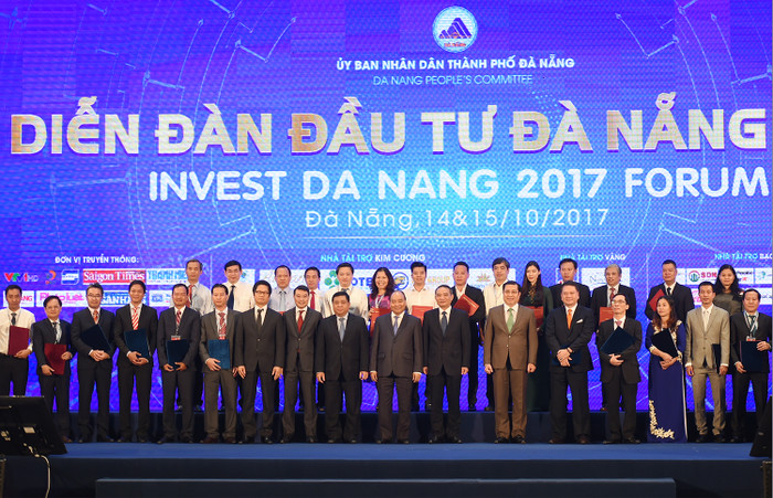 Thủ tướng Nguyễn Xuân Phúc chụp ảnh lưu niệm cùng các đại biểu tham dự Diễn đàn. Ảnh: Chính phủ