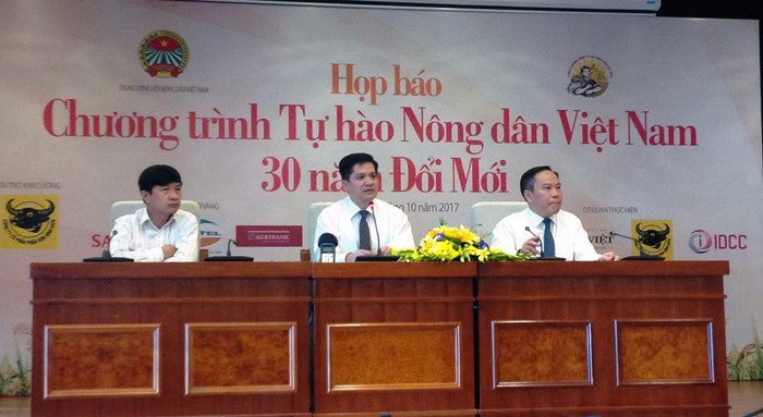Ban tổ chức chương trình Tự hào nông dân Việt Nam cho biết, năm nay ngoài vinh danh 63 nông dân Việt Nam xuất sắc còn có 24 gương mặt 30 năm đổi mới là những nông dân, doanh nhất xuất phát từ nông dân có thành tích tiêu biểu. Ảnh: Vũ Phương. Ban tổ chức chương trình Tự hào nông dân Việt Nam cho biết, năm nay ngoài vinh danh 63 nông dân Việt Nam xuất sắc còn có 24 gương mặt 30 năm đổi mới là những nông dân, doanh nhất xuất phát từ nông dân có thành tích tiêu biểu. Ảnh: Vũ Phương.