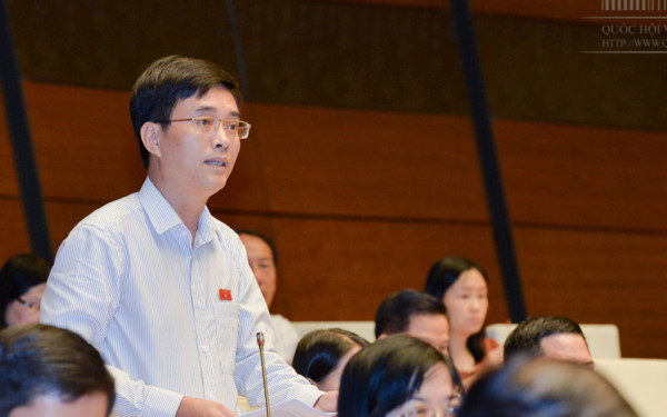 Đại biểu Hoàng Quang Hàm cho rằng, tình trạng nợ công sát trần, nợ công dự báo đến 2020 vào khoảng 4,2 triệu tỷ đồng. Ảnh: Quochoi.vn Đại biểu Hoàng Quang Hàm cho rằng, tình trạng nợ công sát trần, nợ công dự báo đến 2020 vào khoảng 4,2 triệu tỷ đồng. Ảnh: Quochoi.vn