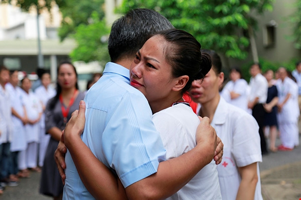 Những giọt nước mắt rơi và những cái ôm tình cảm đặc biệt cán bộ y tế Viện dành cho Giáo sư Trí. Ảnh: Viện Huyết học và Truyền máu Trung ương. Những giọt nước mắt rơi và những cái ôm tình cảm đặc biệt cán bộ y tế Viện dành cho Giáo sư Trí. Ảnh: Viện Huyết học và Truyền máu Trung ương.