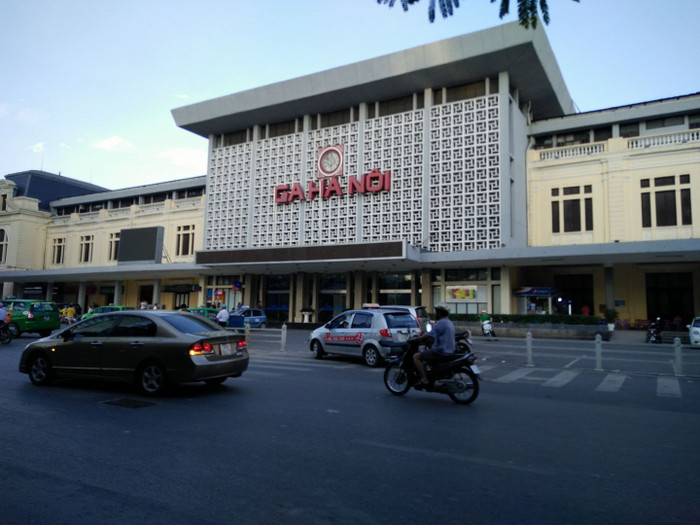 Nhiều tuyến đường huyết mạnh dẫn về ga Hà Nội thường xuyên tắc đường và xây dựng nhiều tòa nhà cao 40-70 tầng giao thông khu vực này sẽ khó di chuyển được. Ảnh: Vũ Mạnh Nhiều tuyến đường huyết mạnh dẫn về ga Hà Nội thường xuyên tắc đường và xây dựng nhiều tòa nhà cao 40-70 tầng giao thông khu vực này sẽ khó di chuyển được. Ảnh: Vũ Mạnh