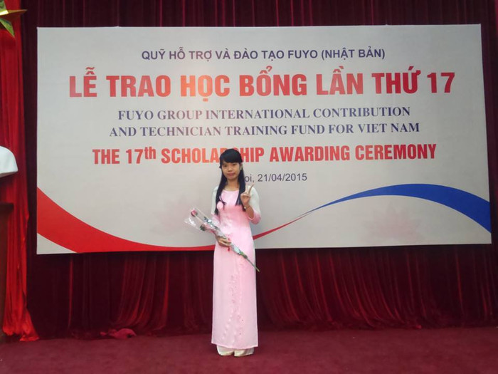 Bùi Thị Hà cho biết, thời gian là sinh viên ngoài thời gian tập trung học Hà còn đi làm bồi bàn, rửa bát, làm gia sư để có tiền trang trải. Trong ảnh Hà nhận học bỏng FUYO của Nhật Bản khi còn là sinh viên. Ảnh: NVCC Bùi Thị Hà cho biết, thời gian là sinh viên ngoài thời gian tập trung học Hà còn đi làm bồi bàn, rửa bát, làm gia sư để có tiền trang trải. Trong ảnh Hà nhận học bỏng FUYO của Nhật Bản khi còn là sinh viên. Ảnh: NVCC