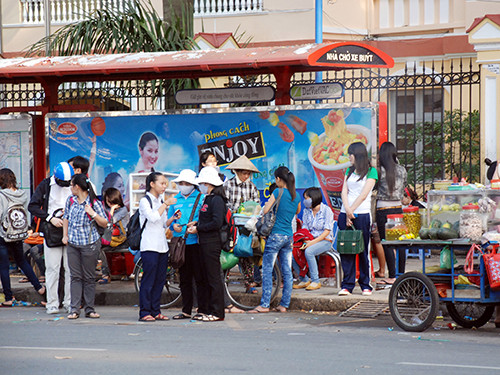 Theo khảo sát, các em gái khi di chuyển bằng xe buýt công cộng có đến 31% trả lời bị quấy rối tình dục. Ảnh: NLĐ Theo khảo sát, các em gái khi di chuyển bằng xe buýt công cộng có đến 31% trả lời bị quấy rối tình dục. Ảnh: NLĐ