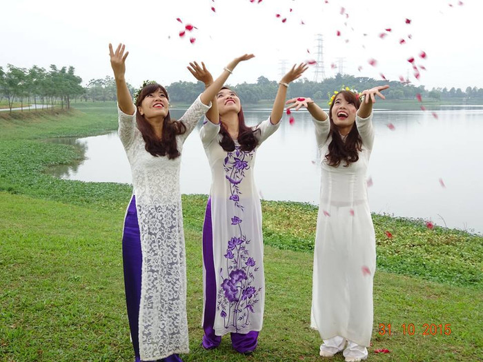 Ước mơ của nữ thủ khoa là sau khi ra trường được dạy học tại một trường nơi quê hương Hà Giang (Bùi Thị Hà ngoài cùng bên phải). Ảnh: NVCC Ước mơ của nữ thủ khoa là sau khi ra trường được dạy học tại một trường nơi quê hương Hà Giang (Bùi Thị Hà ngoài cùng bên phải). Ảnh: NVCC