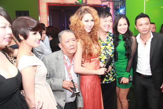 Vẻ hài hước của Mạc Can khi đứng cạnh "nữ hoàng dao kéo".